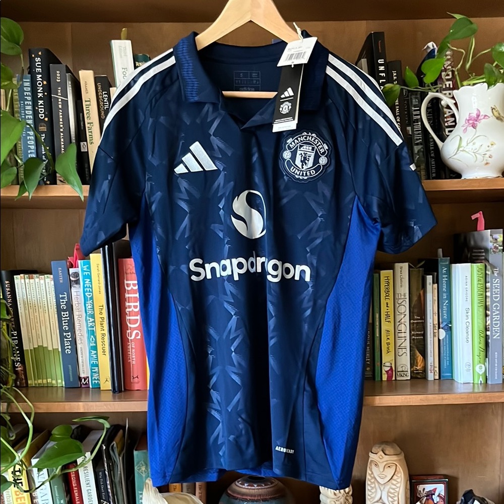 Adidas. Manchester United 24/25 away kit short sleeve jersey. Jonny Evans 35.
